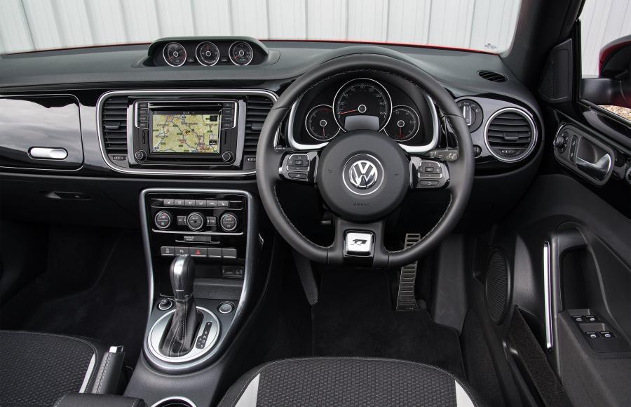 Торпедо Volkswagen Beetle Cabriolet R-Line 2016 года  (UK) (фото 11 из 32)